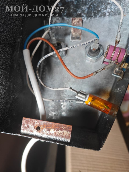 Уценка! Умывальник с подогревом (Серебро) нерж. мойка | Мой-Дом27 | <b>На нижней стенке бака (водонагревателя) следы ржавчины и коррозии</b> <br>
 Объем бака – 17 литров с нагревателем мощностью 1,25 кВт Время нагрева до 60 градусов – 30 минут<br>
 Материал умывальника – сталь толщиной 0,7 мм<br>
 Мойка – нержавеющая сталь<br>
 Кран – металлический<br>
Поставляется в разобранном виде, в коробке 80*54*20 см с ручками